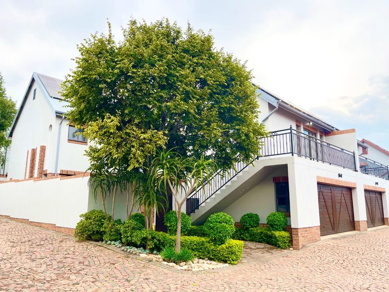 Immaculate 4 Bedroom Townhouse | Solar Backup | Heritage Hill Estate  - Photo 1