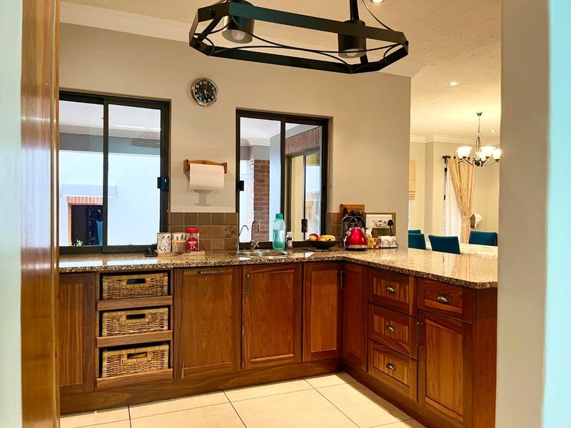 Immaculate 4 Bedroom Townhouse | Solar Backup | Heritage Hill Estate  - Photo 10