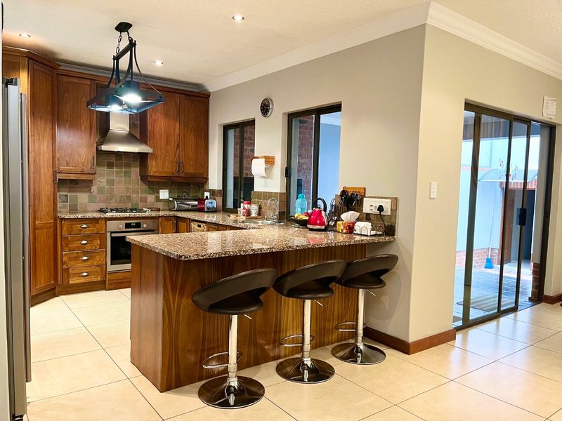 Immaculate 4 Bedroom Townhouse | Solar Backup | Heritage Hill Estate  - Photo 9