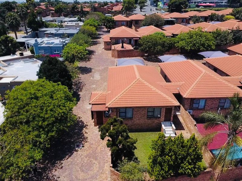 Secure and Modern Estate Living - Photo 2