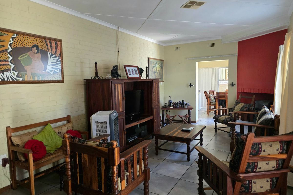 Spacious Family Home with Entertainer’s Dream in Keidebees, Upington - Photo 5