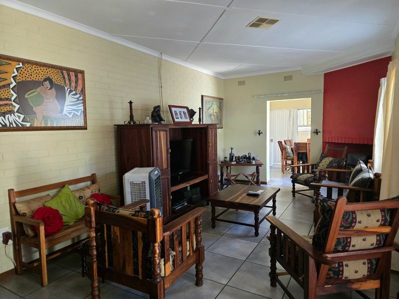 Spacious Family Home with Entertainer’s Dream in Keidebees, Upington - Photo 5