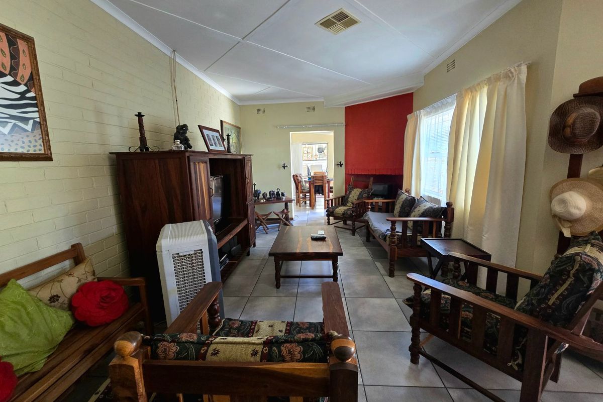 Spacious Family Home with Entertainer’s Dream in Keidebees, Upington - Photo 4