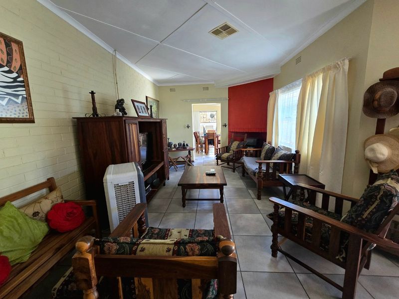 Spacious Family Home with Entertainer’s Dream in Keidebees, Upington - Photo 4