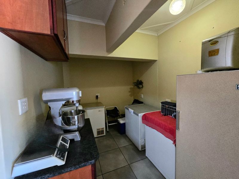 Spacious Family Home with Entertainer’s Dream in Keidebees, Upington - Photo 9