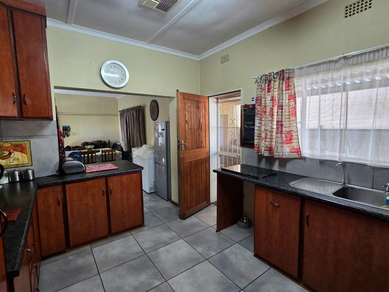 Spacious Family Home with Entertainer’s Dream in Keidebees, Upington - Photo 8