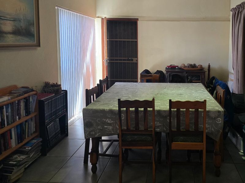 Spacious Family Home with Entertainer’s Dream in Keidebees, Upington - Photo 7