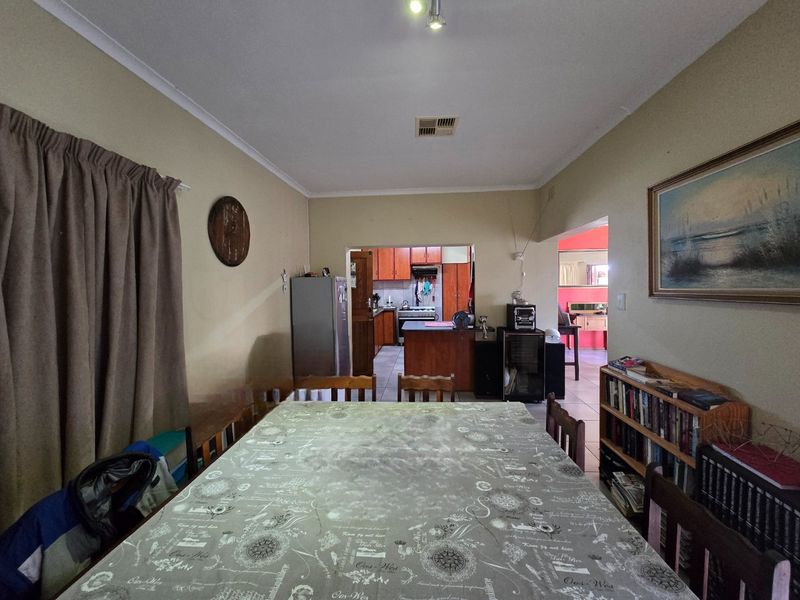 Spacious Family Home with Entertainer’s Dream in Keidebees, Upington - Photo 6