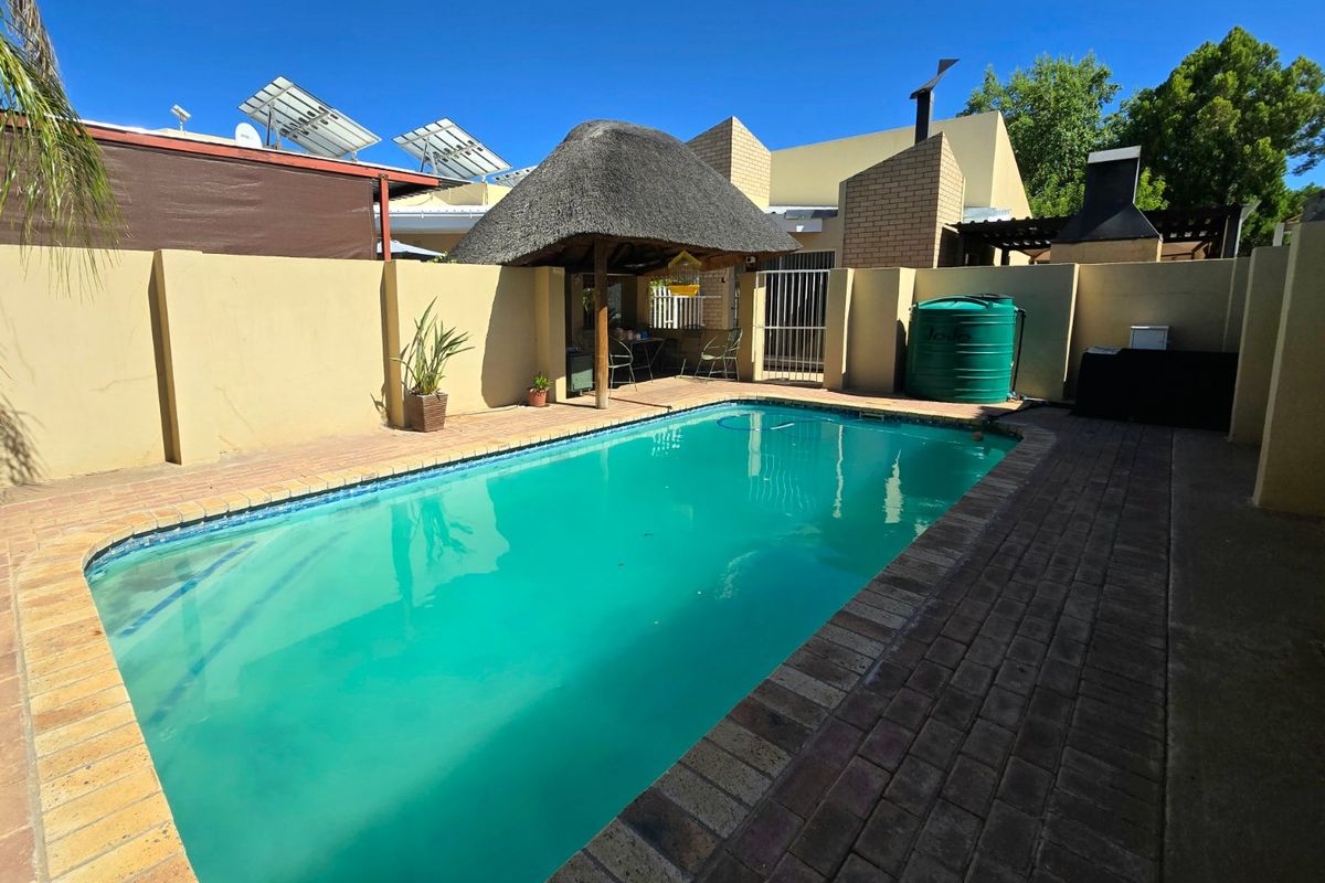 Spacious Family Home with Entertainer’s Dream in Keidebees, Upington - Photo 2