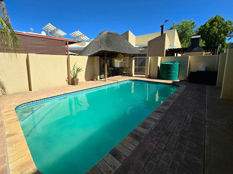 Spacious Family Home with Entertainer’s Dream in Keidebees, Upington - Photo 2