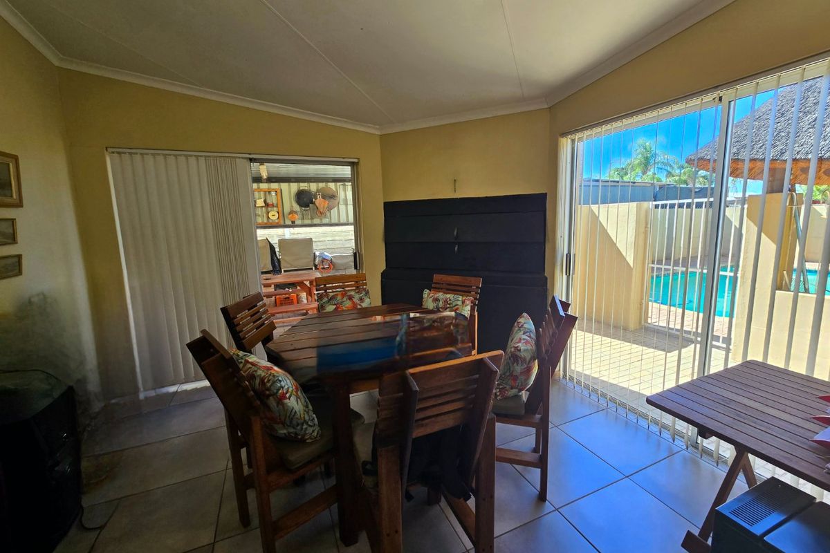 Spacious Family Home with Entertainer’s Dream in Keidebees, Upington - Photo 3