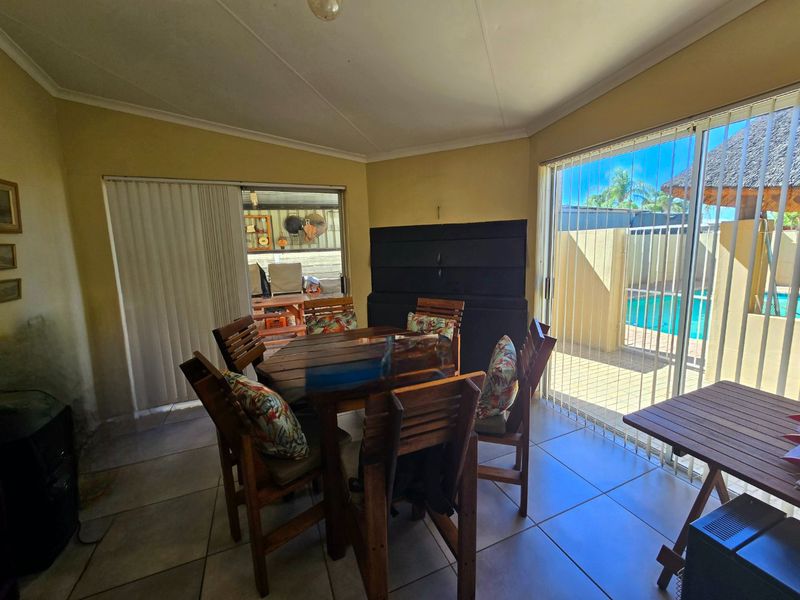 Spacious Family Home with Entertainer’s Dream in Keidebees, Upington - Photo 3