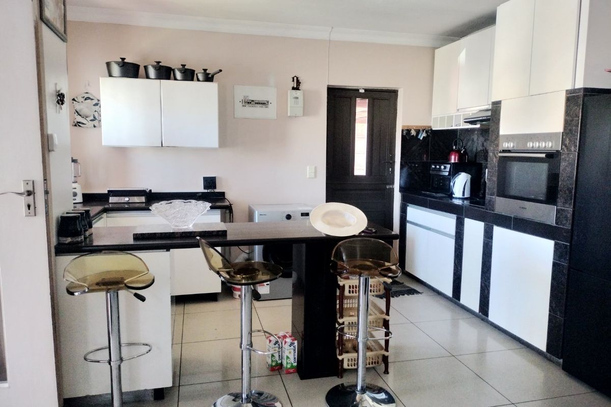 Spacious family home for sale in Silwood Heights, Eersteriver. - Photo 4