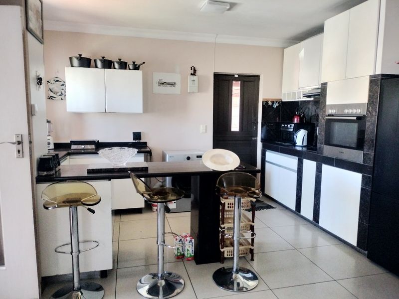 Spacious family home for sale in Silwood Heights, Eersteriver. - Photo 4