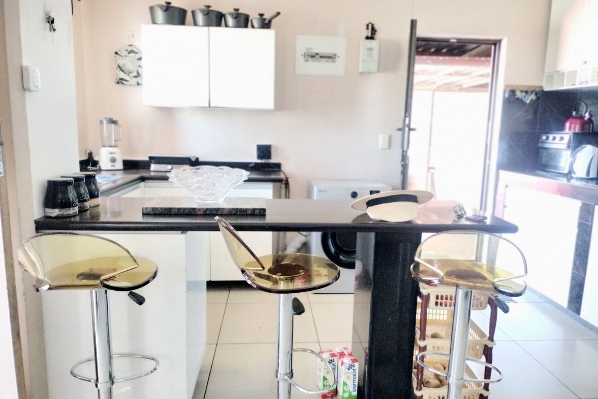 Spacious family home for sale in Silwood Heights, Eersteriver. - Photo 2