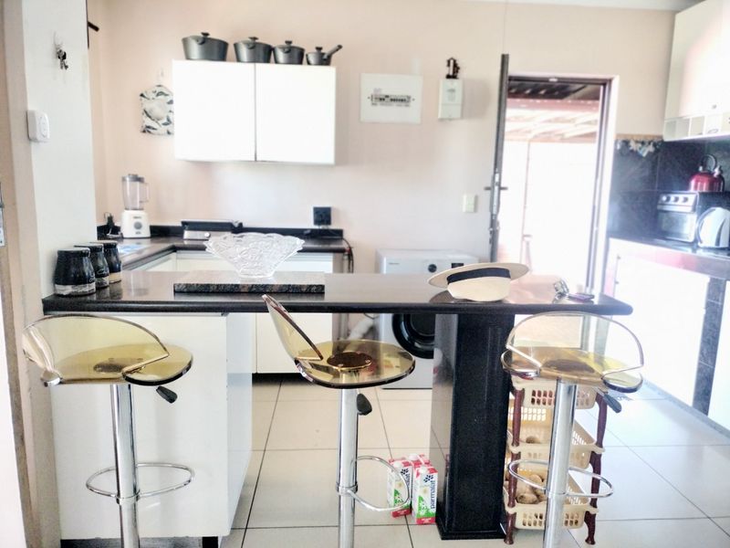 Spacious family home for sale in Silwood Heights, Eersteriver. - Photo 2