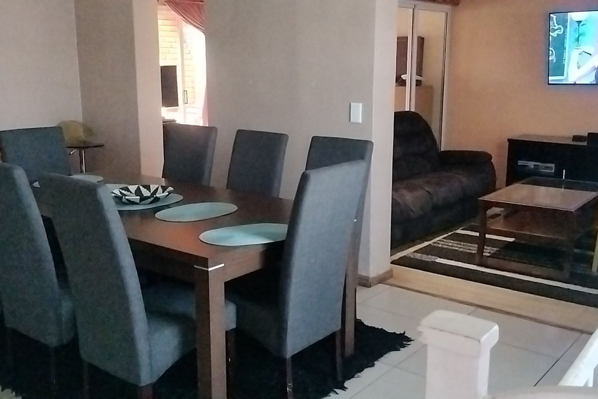 Spacious family home for sale in Silwood Heights, Eersteriver. - Photo 5