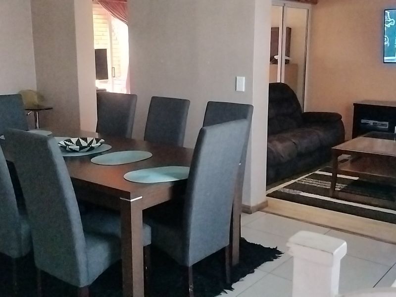Spacious family home for sale in Silwood Heights, Eersteriver. - Photo 5