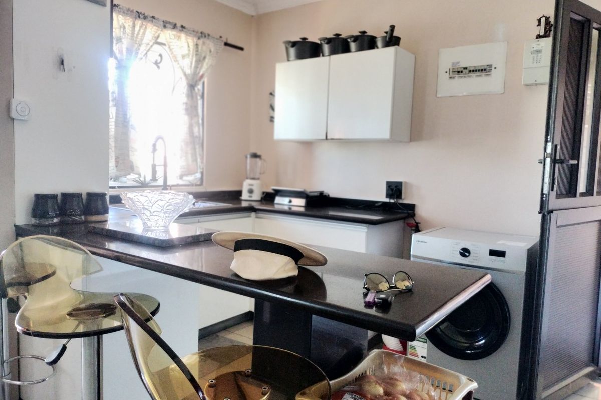 Spacious family home for sale in Silwood Heights, Eersteriver. - Photo 3