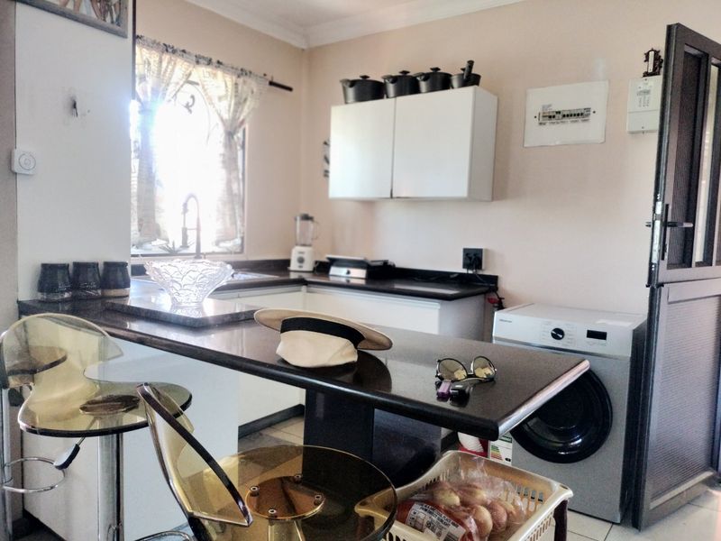 Spacious family home for sale in Silwood Heights, Eersteriver. - Photo 3