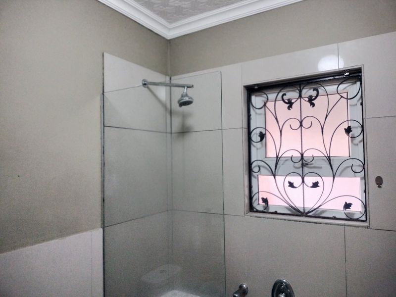 Spacious family home for sale in Silwood Heights, Eersteriver. - Photo 10