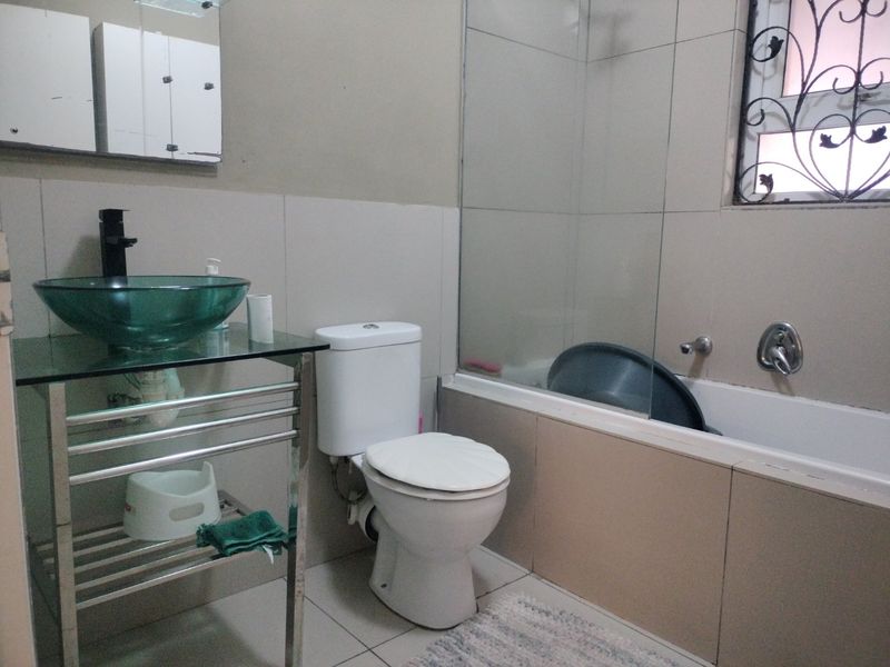 Spacious family home for sale in Silwood Heights, Eersteriver. - Photo 9