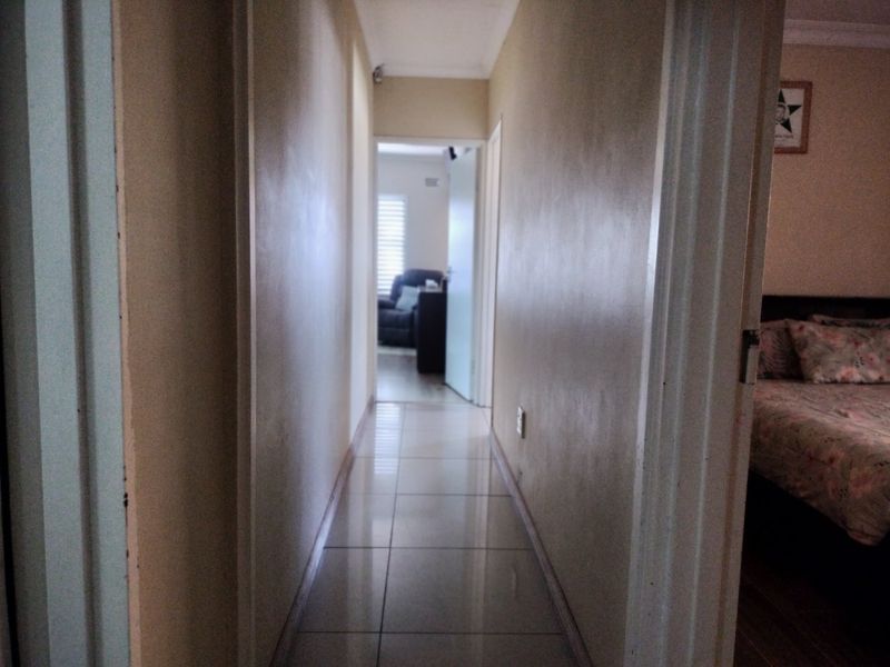 Spacious family home for sale in Silwood Heights, Eersteriver. - Photo 8