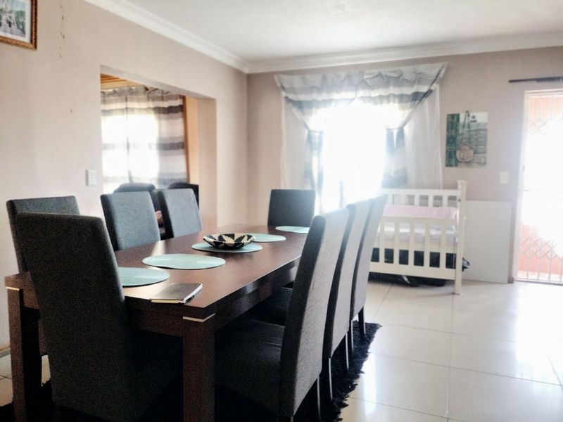 Spacious family home for sale in Silwood Heights, Eersteriver. - Photo 6