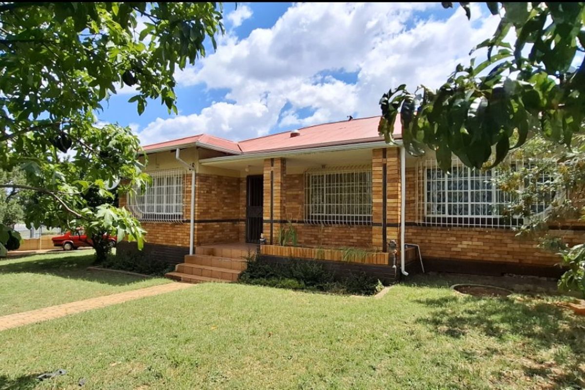 Spacious 3-Bedroom Home on a Prime Corner Stand - Photo 2