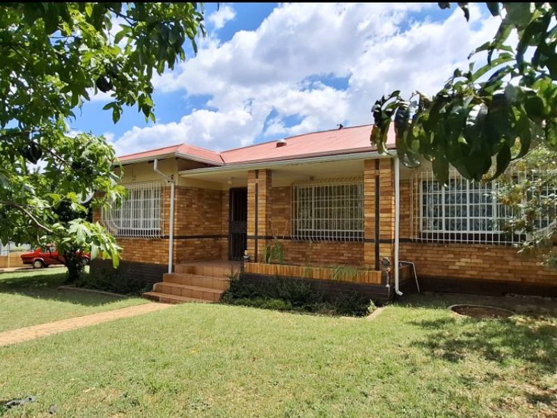 Spacious 3-Bedroom Home on a Prime Corner Stand - Photo 2