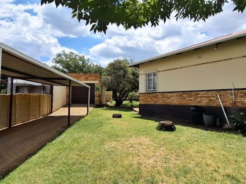 Spacious 3-Bedroom Home on a Prime Corner Stand - Photo 6