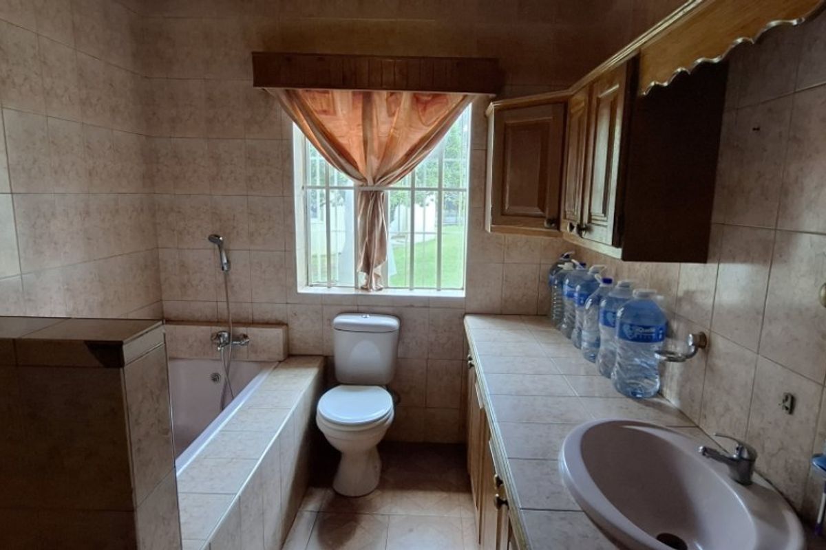 Spacious 3-Bedroom Home on a Prime Corner Stand - Photo 5