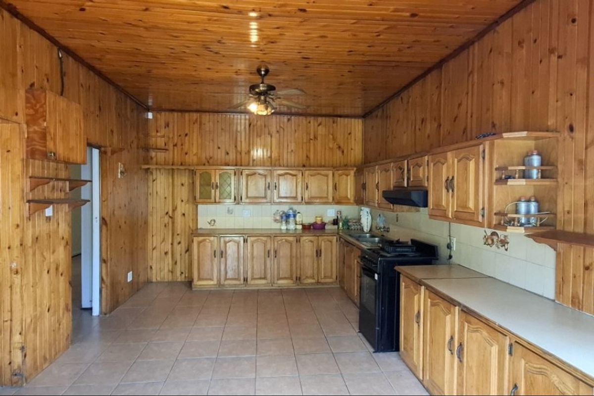 Spacious 3-Bedroom Home on a Prime Corner Stand - Photo 4