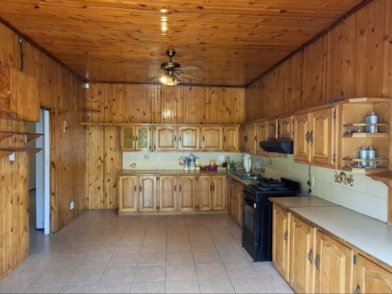 Spacious 3-Bedroom Home on a Prime Corner Stand - Photo 4