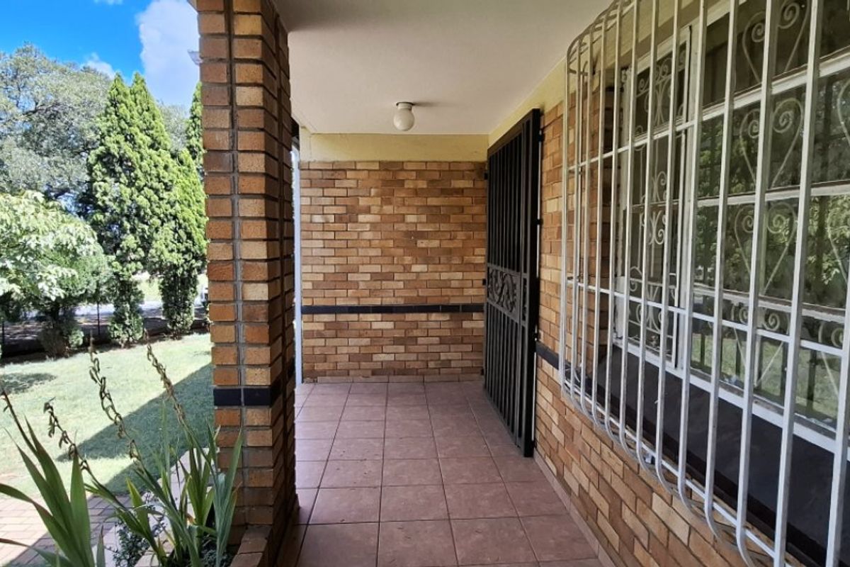 Spacious 3-Bedroom Home on a Prime Corner Stand - Photo 3