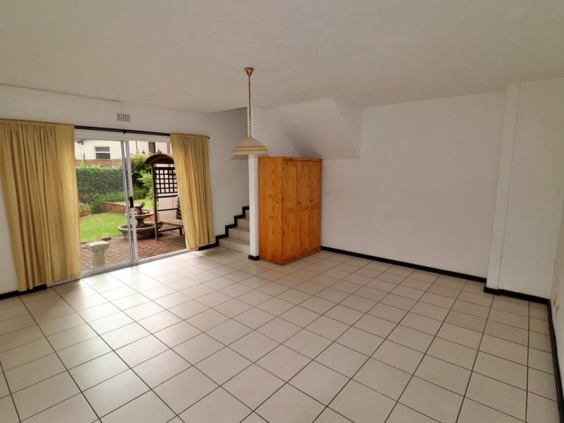 Modern, Pet-Friendly Townhouse with Garden and Double Garage - Photo 3