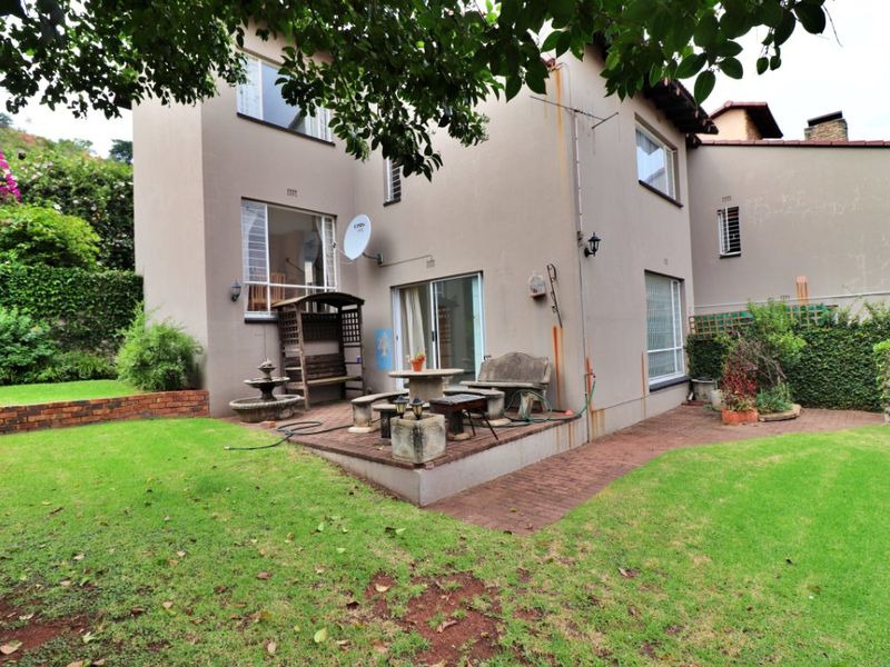 Modern, Pet-Friendly Townhouse with Garden and Double Garage - Photo 4