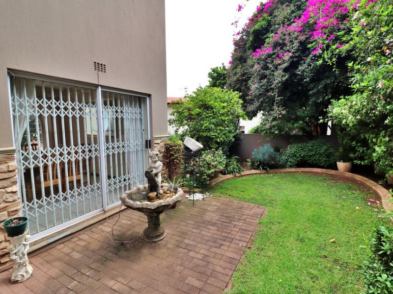 Modern, Pet-Friendly Townhouse with Garden and Double Garage - Photo 9