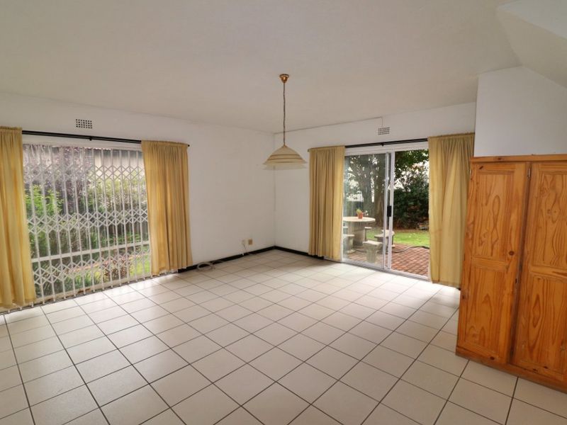 Modern, Pet-Friendly Townhouse with Garden and Double Garage - Photo 8