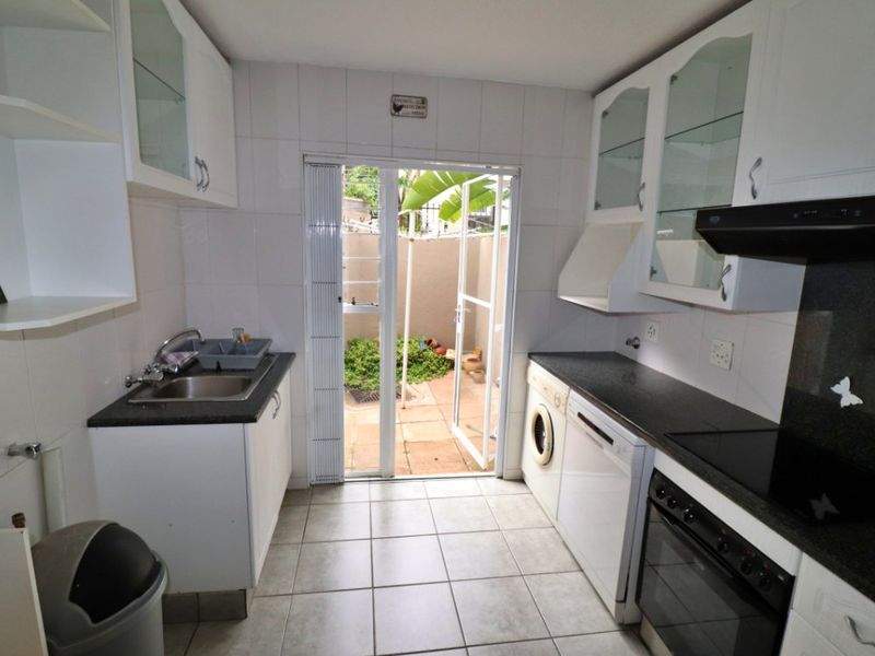 Modern, Pet-Friendly Townhouse with Garden and Double Garage - Photo 6