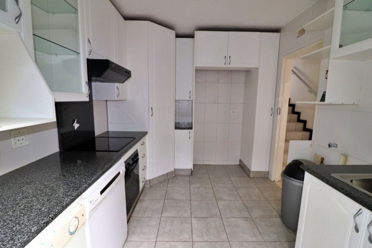 Modern, Pet-Friendly Townhouse with Garden and Double Garage - Photo 2