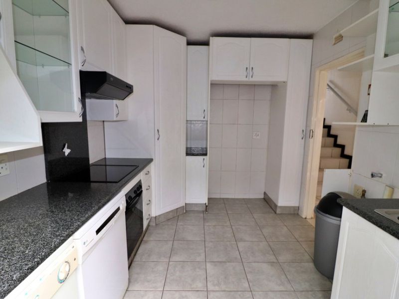 Modern, Pet-Friendly Townhouse with Garden and Double Garage - Photo 2
