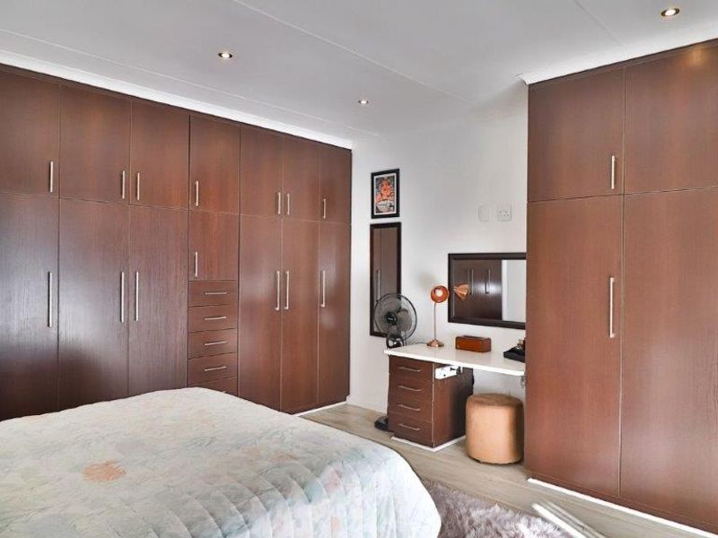 Perfectly Located... Walking Distance to the Beach !!! - Photo 9