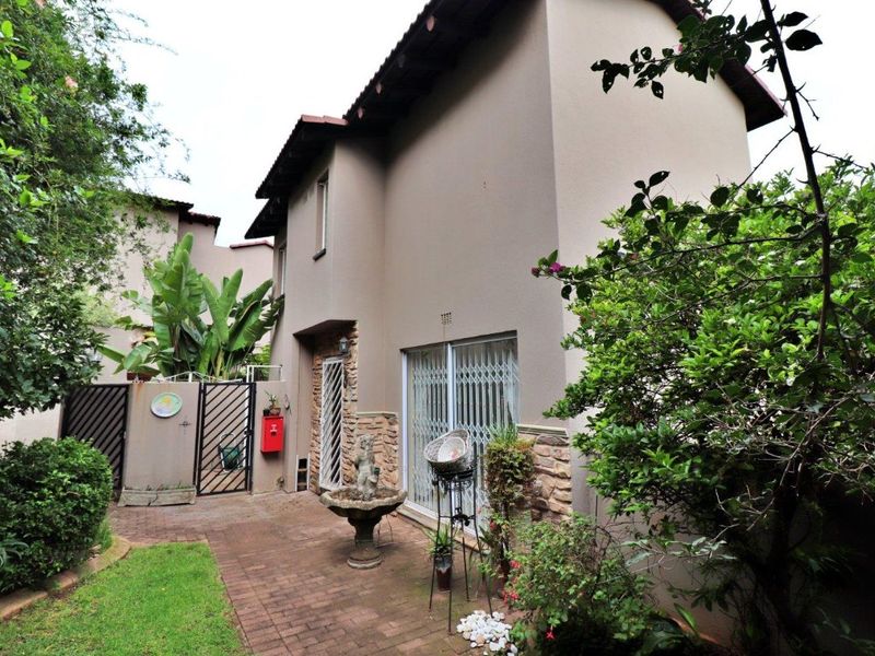 Stunning 3 Bedroom, 2 Bathroom and Pet Friendly. - Photo 2