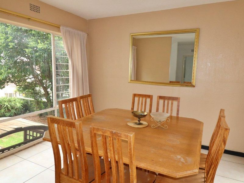 Stunning 3 Bedroom, 2 Bathroom and Pet Friendly. - Photo 5