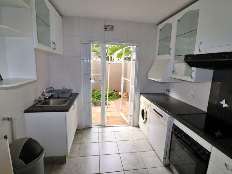 Stunning 3 Bedroom, 2 Bathroom and Pet Friendly. - Photo 8