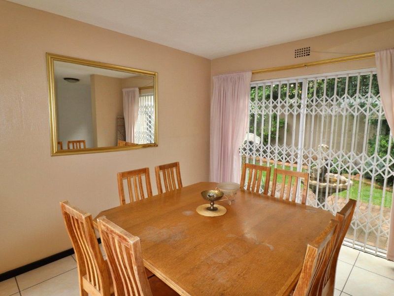 Stunning 3 Bedroom, 2 Bathroom and Pet Friendly. - Photo 6
