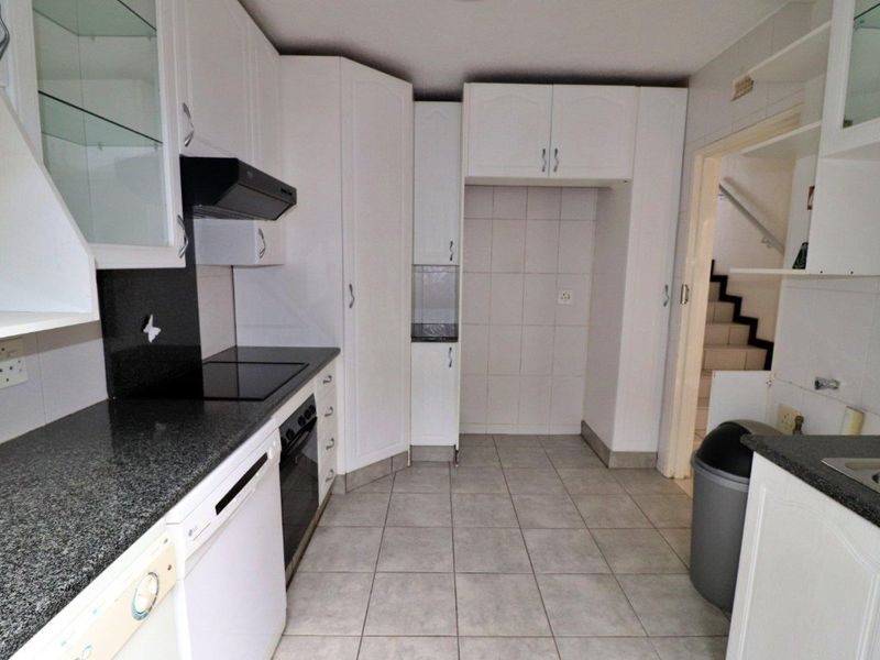 Stunning 3 Bedroom, 2 Bathroom and Pet Friendly. - Photo 7
