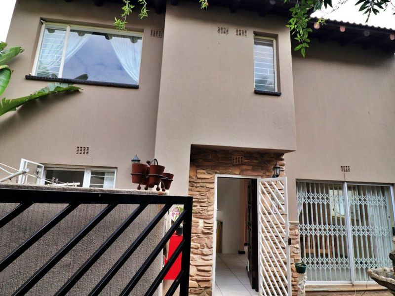 Stunning 3 Bedroom, 2 Bathroom and Pet Friendly. - Photo 3