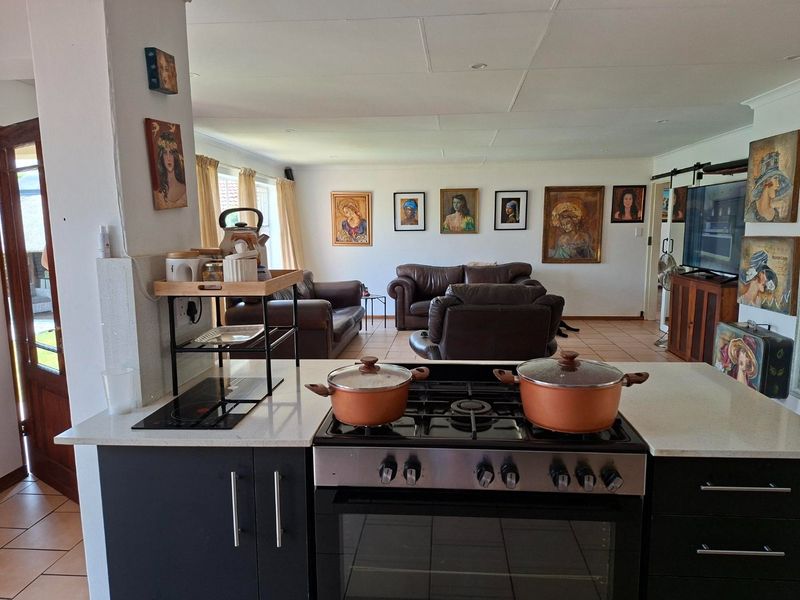 Immaculate Three Bedroom Home Montana Gardens - Photo 3